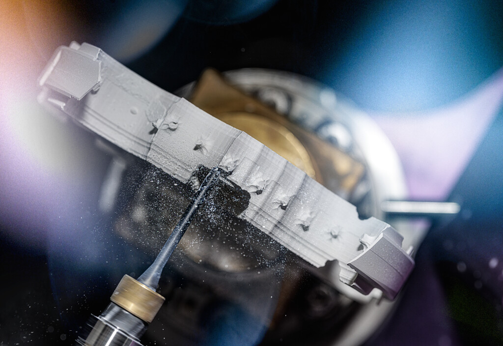 Fräsmaschiene bearbeitet Zirkon